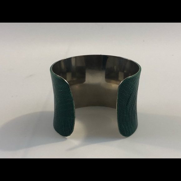 Artisan handmade croc embossed green leather cuff - Picture 3 of 5